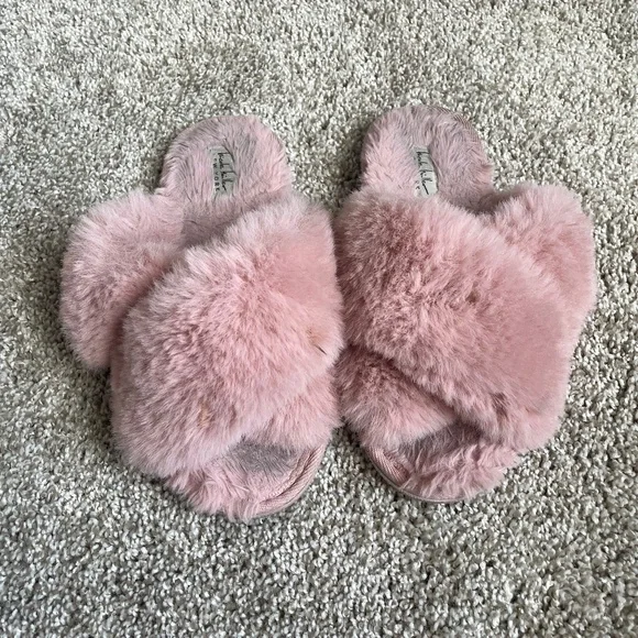 Pink fuzzy slippers - Picture 1 of 13